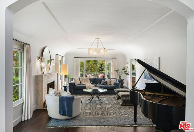 501 N Cahuenga Boulevard, Los Angeles, CA 90004