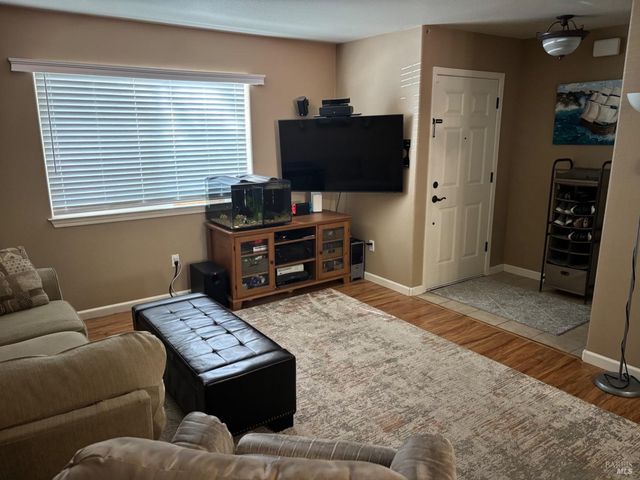 2322 Iroquois St, Santa Rosa, CA 95403