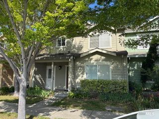 2322 Iroquois St, Santa Rosa, CA 95403