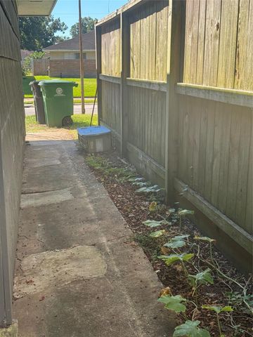 7947 Glenscott Street, Houston, TX 77061