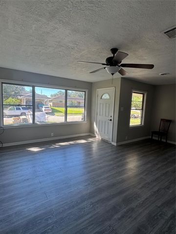 7947 Glenscott Street, Houston, TX 77061