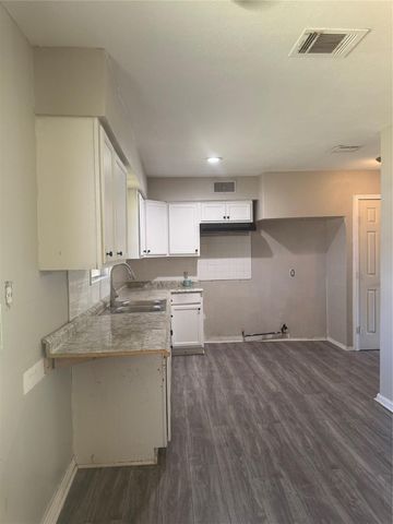 7947 Glenscott Street, Houston, TX 77061