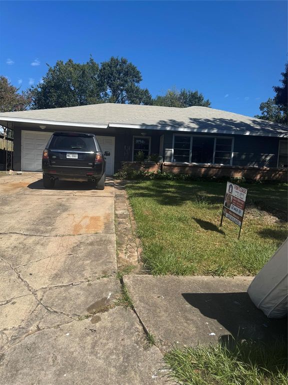 7947 Glenscott Street, Houston, TX 77061
