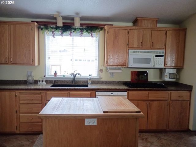 2490 BLUE BOY Ln, Eugene, OR 97404