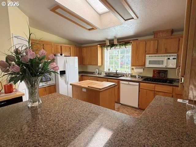 2490 BLUE BOY Ln, Eugene, OR 97404