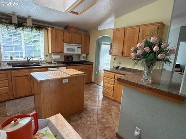 2490 BLUE BOY Ln, Eugene, OR 97404