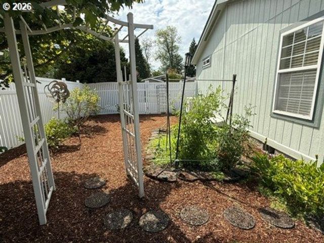 2490 BLUE BOY Ln, Eugene, OR 97404