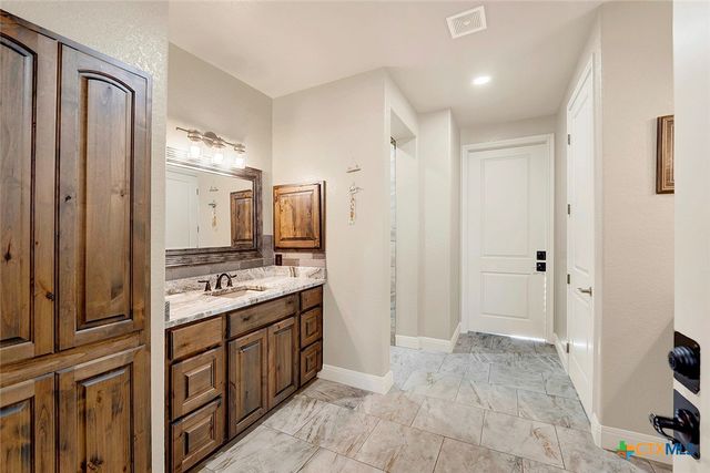 1309 E Street, Floresville, TX 78114