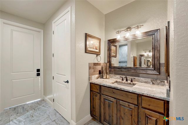 1309 E Street, Floresville, TX 78114