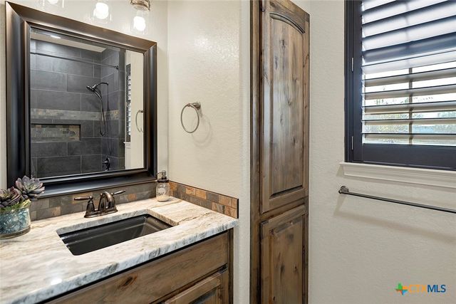 1309 E Street, Floresville, TX 78114