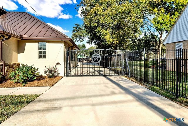 1309 E Street, Floresville, TX 78114