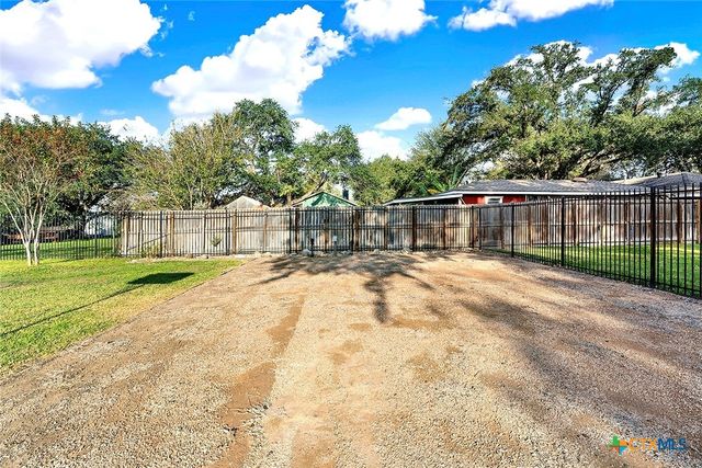 1309 E Street, Floresville, TX 78114