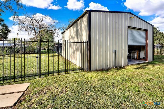 1309 E Street, Floresville, TX 78114