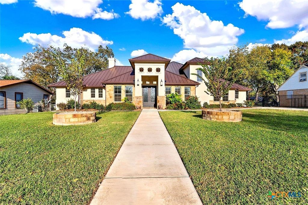 1309 E Street, Floresville, TX 78114