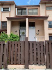 425 W Park Dr 9, Miami, FL 33172