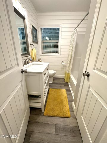 400 Baywood Drive, Piney Flats, TN 37686