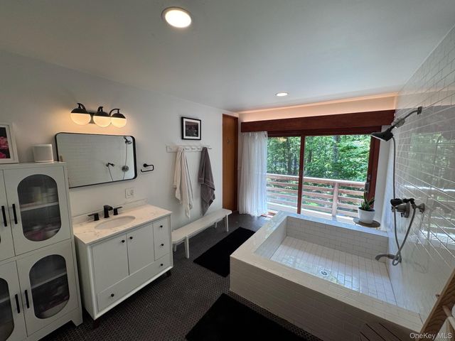 78 Shadom Lane, East Hampton, NY 11937