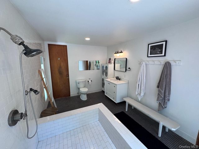 78 Shadom Lane, East Hampton, NY 11937