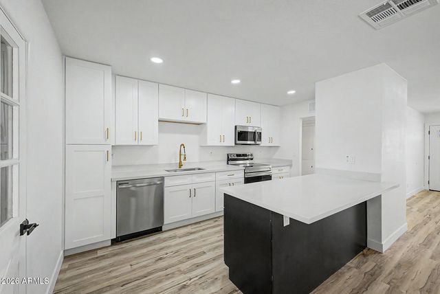 6124 W KEIM Drive, Glendale, AZ 85301