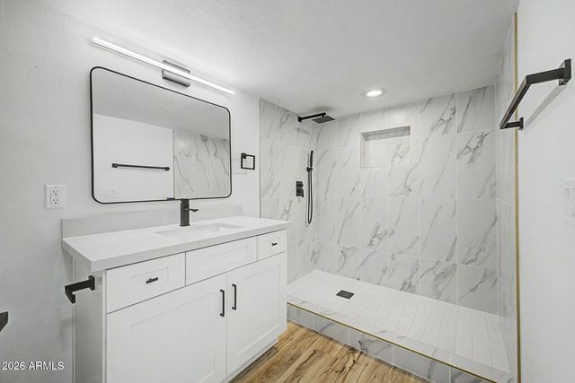 6124 W KEIM Drive, Glendale, AZ 85301