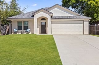 5520 Curzon Avenue, Fort Worth, TX 76107