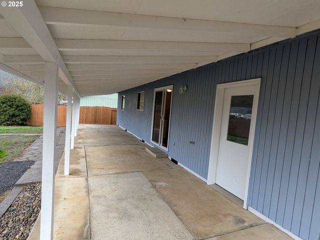 253 S GROVE Ln, Sutherlin, OR 97479