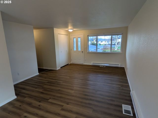 253 S GROVE Ln, Sutherlin, OR 97479