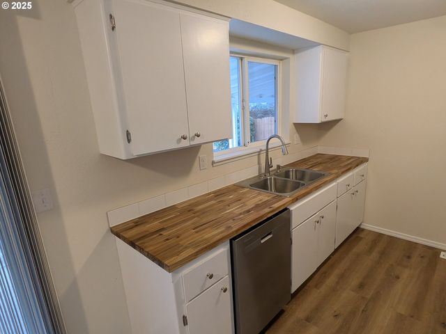 253 S GROVE Ln, Sutherlin, OR 97479