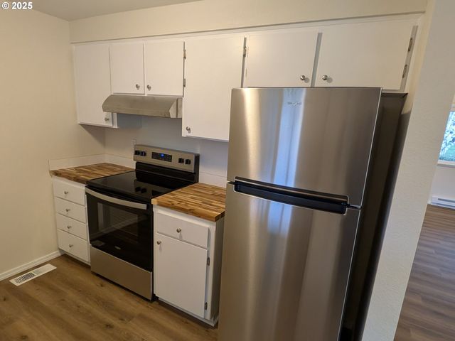 253 S GROVE Ln, Sutherlin, OR 97479