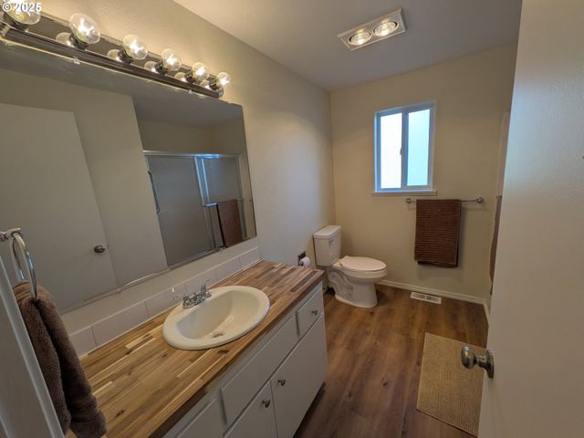 253 S GROVE Ln, Sutherlin, OR 97479