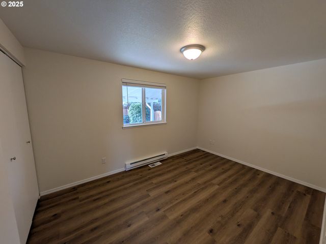 253 S GROVE Ln, Sutherlin, OR 97479