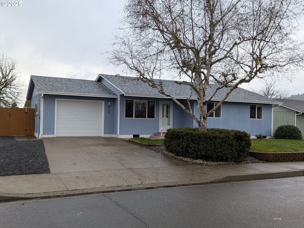 253 S GROVE Ln, Sutherlin, OR 97479