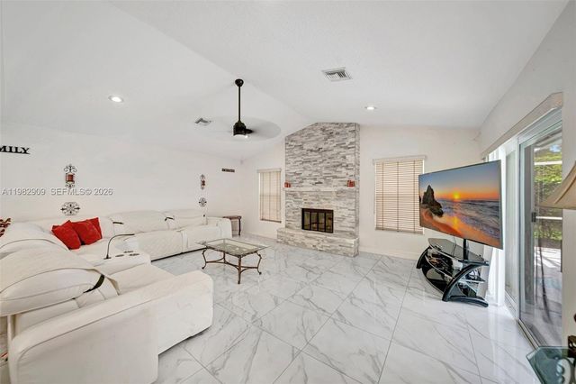 106 SW 85th Ter, Coral Springs, FL 33071