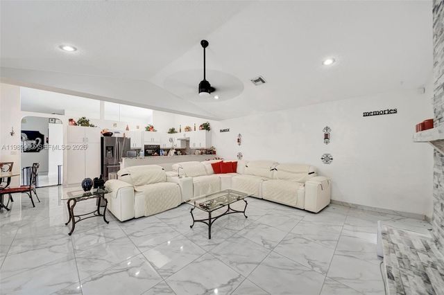 106 SW 85th Ter, Coral Springs, FL 33071