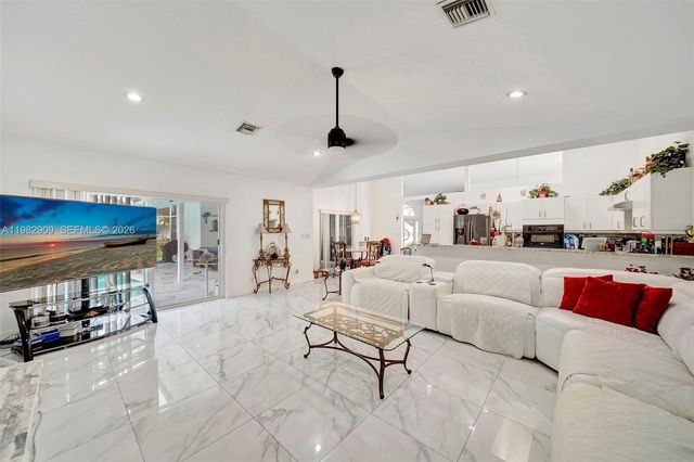 106 SW 85th Ter, Coral Springs, FL 33071