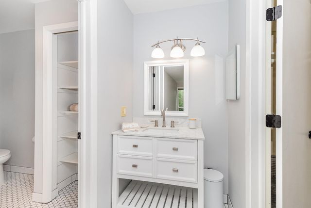 6085 Lincoln Drive 220, Edina, MN 55436