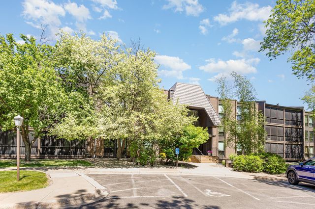 6085 Lincoln Drive 220, Edina, MN 55436