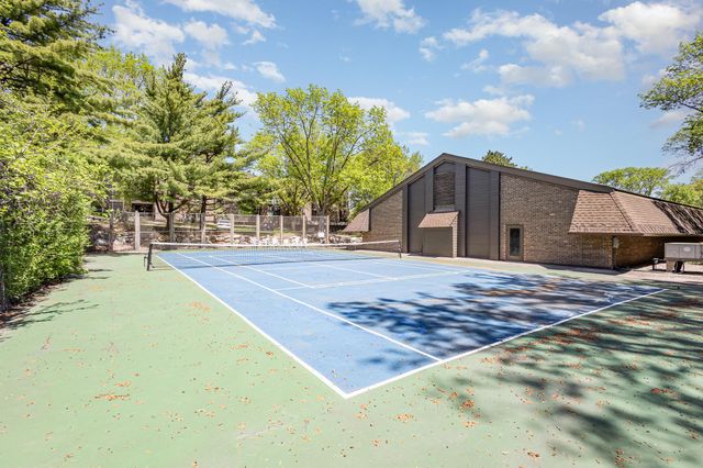 6085 Lincoln Drive 220, Edina, MN 55436