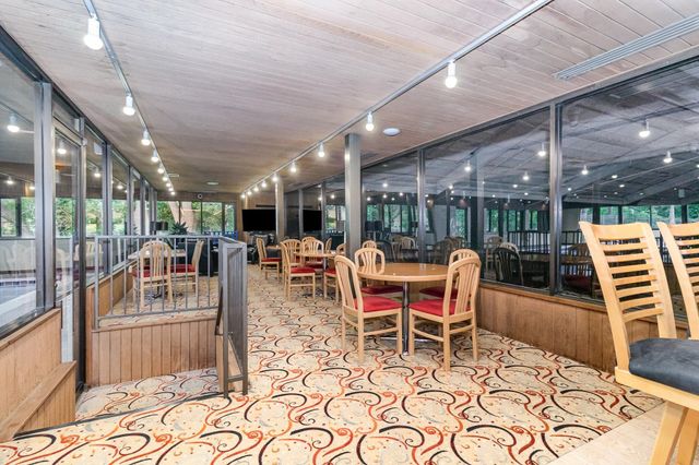 6085 Lincoln Drive 220, Edina, MN 55436