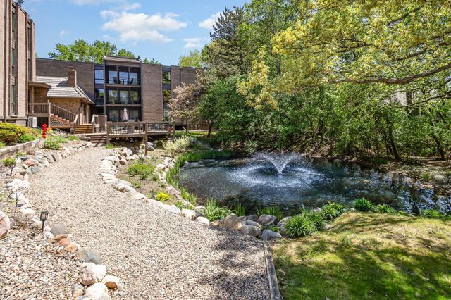 6085 Lincoln Drive 220, Edina, MN 55436