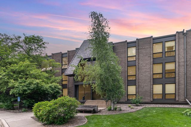 6085 Lincoln Drive 220, Edina, MN 55436