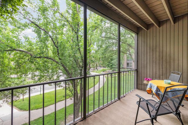 6085 Lincoln Drive 220, Edina, MN 55436