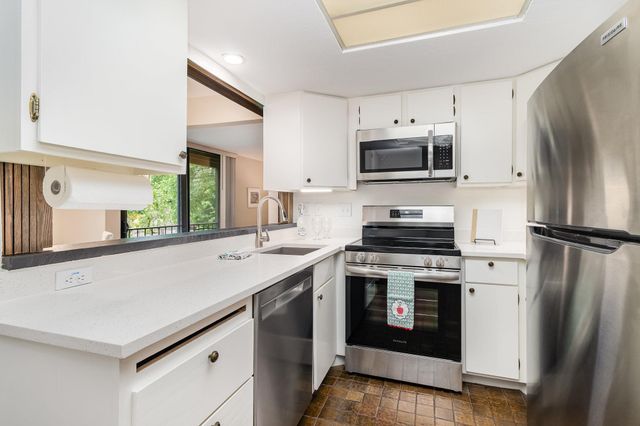 6085 Lincoln Drive 220, Edina, MN 55436