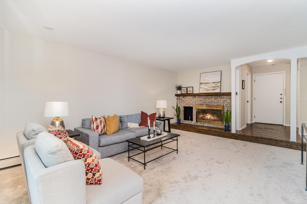 6085 Lincoln Drive 220, Edina, MN 55436