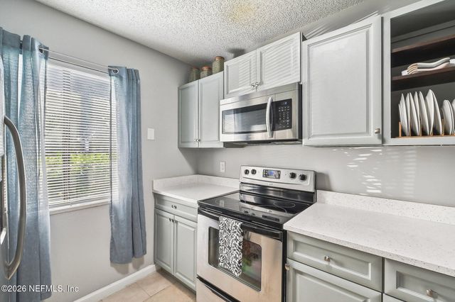 8300 PLAZA GATE Lane 1242, Jacksonville, FL 32217