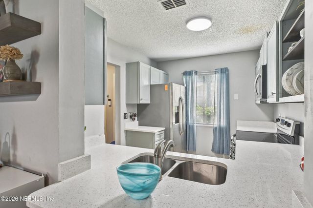 8300 PLAZA GATE Lane 1242, Jacksonville, FL 32217
