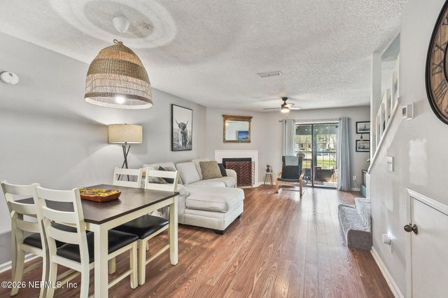8300 PLAZA GATE Lane 1242, Jacksonville, FL 32217
