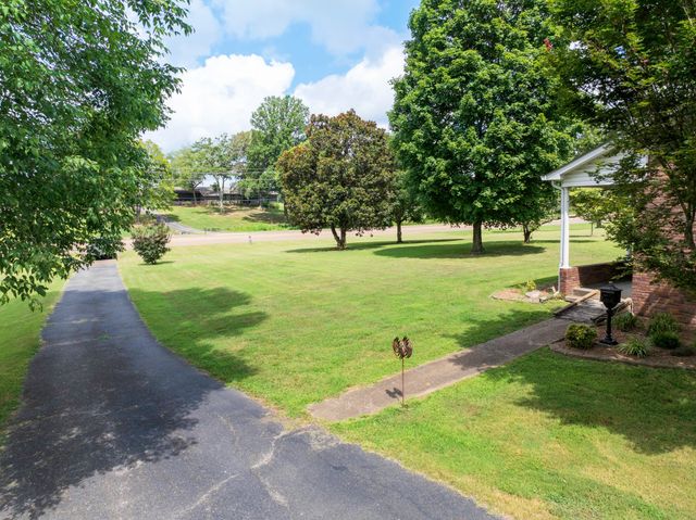 738 N Broad St, Lexington, TN 38351