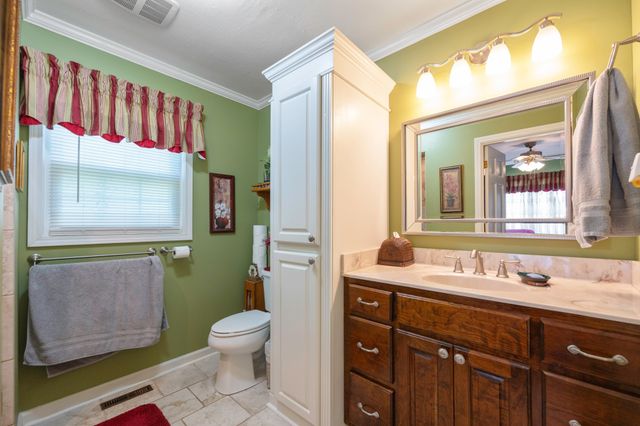 738 N Broad St, Lexington, TN 38351