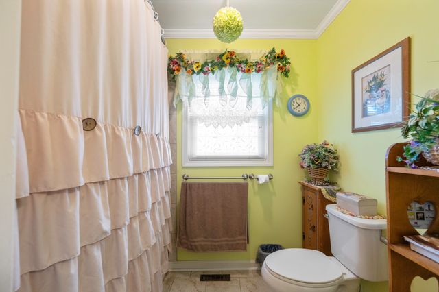 738 N Broad St, Lexington, TN 38351